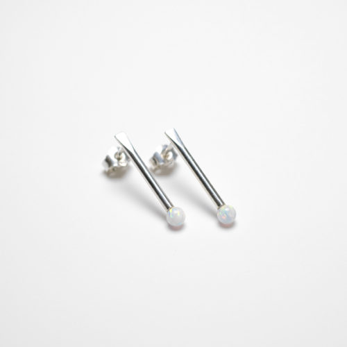 Neo Earstuds in silver with white opals