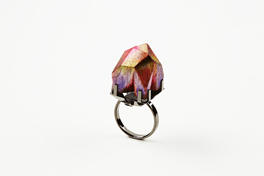 Cocktailring Crocus aus Silber schwarz rhodiniert mit gefärbtem Holz lila