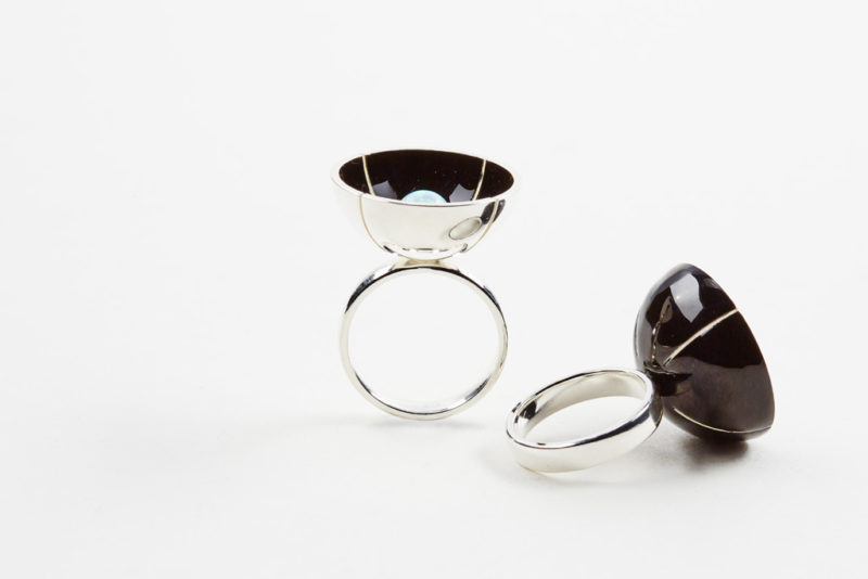 Ring aus Silber mit Emaillasur und weisser Oplalkugel