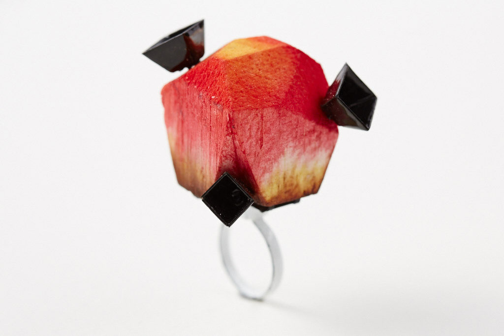 Cocktailring Tulipa aus emailliertem Stahl und gefärbtem Holz