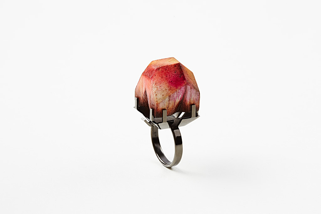 Cocktailring Crocus aus Silber schwarz rhodiniert mit gefärbtem Holz