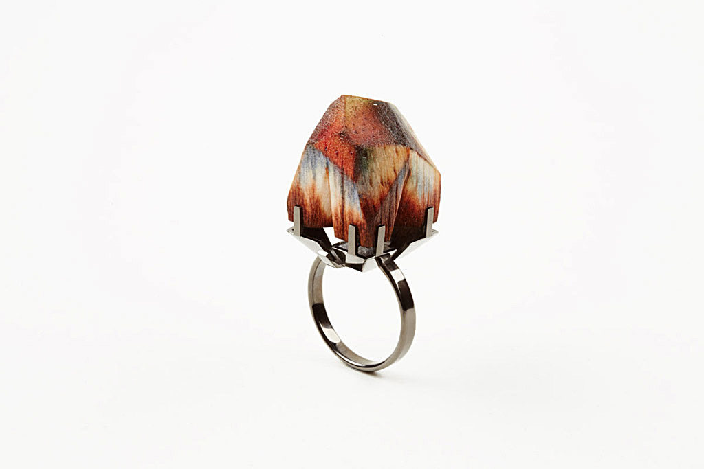 Cocktailring Crocus aus Silber schwarz rhodiniert mit gefärbtem Holz