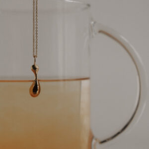 Drip2 Anhänger an langer Kette in Silber, 18kt Gold plattiert